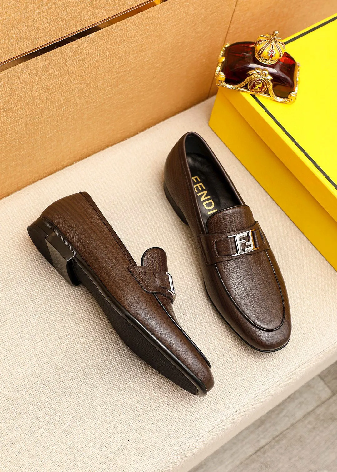 Men's shoes 💰442 💐 Product trademark: FENDI [Fendi] casual leather shoes Regular size: 38-44 (45🉑️customized) Product materials: Selected imported first-layer pebbled cowhide leather upper + luxury hardware buckle, imported cowhide leather lining. Strong three-dimensional visual effect, rubber outsole Color: 1⃣️color optional